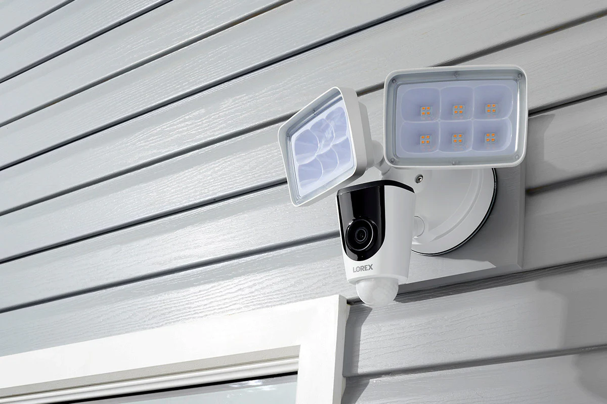 Lorex 1080p Wi-Fi Floodlight Security Camera (32GB) - Open Box - Image 6
