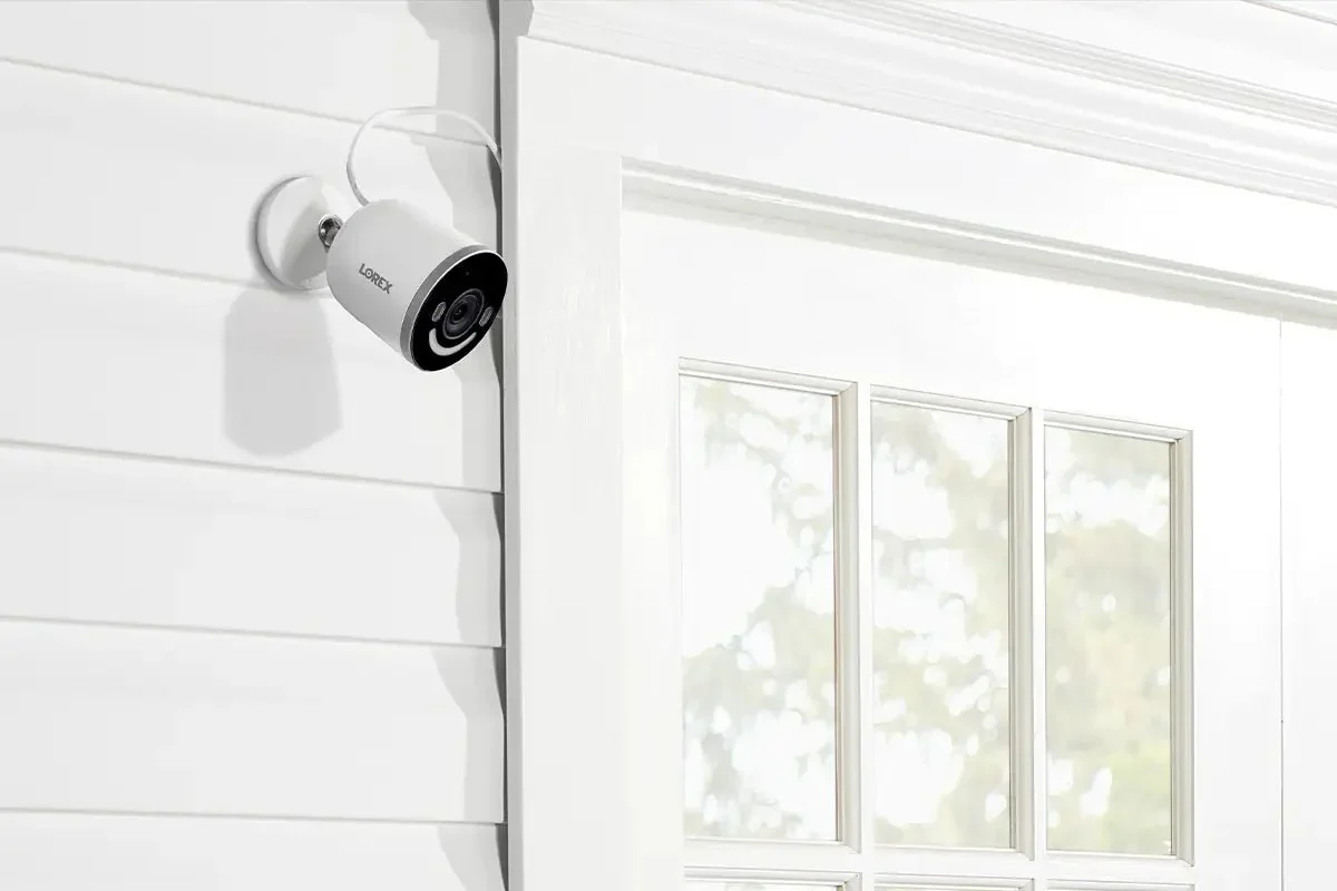 Lorex 4K Spotlight Indoor/Outdoor Wi-Fi 6 Security Camera with Smart Security Lighting (White, 32GB, 2-Pack) - Image 3