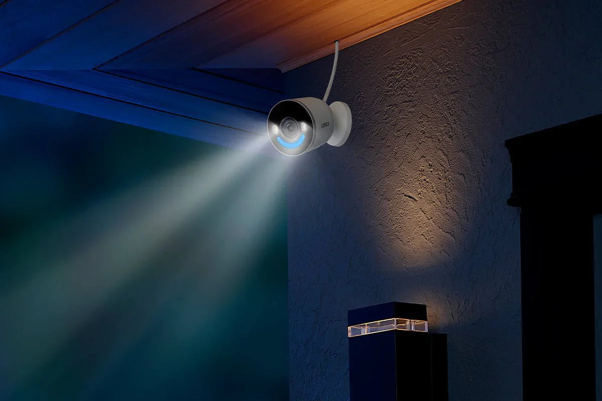 Lorex 4K Spotlight Indoor/Outdoor Wi-Fi 6 Security Camera with Smart Security Lighting (White, 32GB, 2-Pack) - Image 4